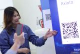 Head Of Sales XL Axiata Area Surabaya Madura Hiasinta H Paembonan menunjukkan QR Code kepada pelanggan XL untuk memberikan testimoni saat Hari Pelanggan Nasional di XL Center Pemuda, Surabaya, Jawa Timur, Rabu (4/9/2024). Memeriahkan Hari Pelanggan Nasional, XL Axiata memberikan beragam promo ekslusif dan beragam fitur kecerdasan buatan atau AI dalam layanannya untuk memberikan kemudahan dan kenyamanan pelanggan. Antara Jatim/Didik Suhartono/um