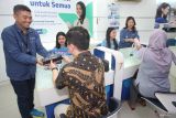 Head Direct Channel XL Axiata East Region Noval Prita Wedhasmara (kiri) bersama Head Of Sales XL Axiata Area Surabaya Madura Hiasinta H Paembonan (kedua dari kanan) memberi pelanggan XL cinderamata saat Hari Pelanggan Nasional di XL Center Pemuda, Surabaya, Jawa Timur, Rabu (4/9/2024). Memeriahkan Hari Pelanggan Nasional, XL Axiata memberikan beragam promo ekslusif dan beragam fitur kecerdasan buatan atau AI dalam layanannya untuk memberikan kemudahan dan kenyamanan pelanggan. Antara Jatim/Didik Suhartono/um