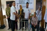 Dinsos Gunungkidul serahkan kursi roda kepada disabilitas