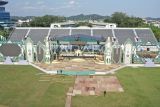 Foto udara pekerja menyelesaikan pembuatan panggung pembukaan ajang Musabaqah Tilawatil Quran (MTQ) Nasional XXX di Gelora Kadrie Oening, Samarinda, Kalimantan Timur, Senin (2/9/2024). MTQ Nasional XXX yang akan berlangsung pada 6-16 September 2024 direncanakan dibuka langsung oleh Presiden Joko Widodo. Antara Kaltim/M Risyal Hidayat