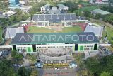 Foto udara pekerja menyelesaikan pembuatan panggung pembukaan ajang Musabaqah Tilawatil Quran (MTQ) Nasional XXX di Gelora Kadrie Oening, Samarinda, Kalimantan Timur, Senin (2/9/2024). MTQ Nasional XXX yang akan berlangsung pada 6-16 September 2024 direncanakan dibuka langsung oleh Presiden Joko Widodo. (Antara Kaltim/M Risyal Hidayat)