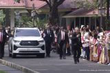 Paus Fransiskus disambut pelajar berpakaian adat Nusantara di kompleks Istana Kepresidenan Jakarta