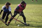 Pemain hoki putri Kalimantan Timur berlatih saat mengikuti Pemusatan Latihan Daerah (Pelatda) di Lapangan Hoki, Gelora Kadrie Oening, Samarinda, Kalimantan Timur, Senin (2/9/2024). Menurut pelatih teknik Hoki Kaltim Mappajalling, Tim Hoki Kaltim putra dan putri menargetkan meraih dua medali emas dalam PON XXI Aceh-Sumut. Antara Kaltim/M Risyal Hidayat