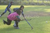 Pemain hoki putri Kalimantan Timur berlatih saat mengikuti Pemusatan Latihan Daerah (Pelatda) di Lapangan Hoki, Gelora Kadrie Oening, Samarinda, Kalimantan Timur, Senin (2/9/2024). Menurut pelatih teknik Hoki Kaltim Mappajalling, Tim Hoki Kaltim putra dan putri menargetkan meraih dua medali emas dalam PON XXI Aceh-Sumut. (Antara Kaltim/M Risyal Hidayat)