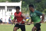 Pemain hoki putra Kalimantan Timur berlatih saat mengikuti Pemusatan Latihan Daerah (Pelatda) di Lapangan Hoki, Gelora Kadrie Oening, Samarinda, Kalimantan Timur, Senin (2/9/2024). Menurut pelatih teknik Hoki Kaltim Mappajalling, Tim Hoki Kaltim putra dan putri menargetkan meraih dua medali emas dalam PON XXI Aceh-Sumut. (Antara Kaltim/M Risyal Hidayat)