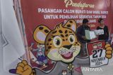 Ketua relawan Kotak Kosong Yoyo Sutarya (kanan) memperlihatkan kotak kosong dan berkas di KPU Ciamis, Kabupaten Ciamis, Jawa Barat, Rabu (4/9/2024). Kunjungan tersebut untuk memberikan kotak kosong kepada penyelenggara pilkada serentak sebagai bentuk dukungan hak memilih warga untuk memilih kotak kosong pada pilkada 27 November 2024. ANTARA FOTO/Adeng Bustomi/agr