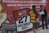 Ketua relawan Kotak Kosong Yoyo Sutarya (kanan) memperlihatkan kotak kosong dan berkas di KPU Ciamis, Kabupaten Ciamis, Jawa Barat, Rabu (4/9/2024). Kunjungan tersebut untuk memberikan kotak kosong kepada penyelenggara pilkada serentak sebagai bentuk dukungan hak memilih warga untuk memilih kotak kosong pada pilkada 27 November 2024. ANTARA FOTO/Adeng Bustomi/agr