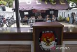 Polisi berjaga saat menunggu bakal calon Bupati dan Wakil Bupati Ciamis saat perpanjangan pendaftaran Pilkada serantak di KPU Ciamis, Kabupaten Ciamis, Jawa Barat, Rabu (4/9/2024). KPU Ciamis memperpanjang masa pendaftaran bakal calon peserta Pilkada serentak pada 2-4 September 2024 karena baru ada satu bakal pasangan calon yang mendaftar dan pada hari terakhir pendaftaran KPU belum menerima pendaftaran pasang calon baru atau konsultasi dari partai politik terkait pencalonan. ANTARA FOTO/Adeng Bustomi/agr