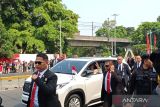 Paus Fransiskus sapa warga saat hendak ke Istana Negara