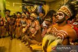 Masyarakat adat Tanah Ulayat dari Papua menampilkan tarian saat pembukaan Pameran Kebudayaan Masyarkat Tanah Ulayat di Trans Hotel,  Bandung, Jawa Barat, Rabu (4/9/2024). Pameran yang digelar oleh Kementerian ATR/BPN tersebut diikuti berbagai masyarakat adat tanah ulayat yang ada di Indonesia serta ditujukan untuk memperkenalkan keanekaragaman budaya kepada masyarakat luas. ANTARA FOTO/Raisan Al Farisi/agr