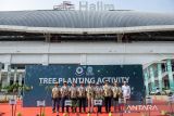 Direktur Utama PT KAI Didiek Hartantyo (tengah) dan Direktur Utama PT Kereta Cepat Indonesia China (KCIC) Dwiyana Slamet Riyadi (kanan) foto bersama dengan ASEAN Railway CEO seusai menanam pohon dalam rangkaian kegiatan ASEAN Railway CEOs’ Conference (ARCEOs’ Conference) ke-44 di stasiun Kereta Cepat Whoosh Halim, Jakarta, Rabu (4/9/2024). Konferensi tersebut merupakan platform untuk berbagi praktik terbaik dalam hal operasi dan pemeliharaan, transformasi digital dan komersial perkeretaapian. ANTARA FOTO/M Agung Rajasa/agr
