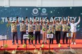 Direktur Utama PT KAI Didiek Hartantyo (tengah) dan Direktur Utama PT Kereta Cepat Indonesia China (KCIC) Dwiyana Slamet Riyadi (kanan) berfoto bersama dengan ASEAN Railway CEO usai menanam pohon dalam rangkaian kegiatan ASEAN Railway CEOs’ Conference (ARCEOs’ Conference) ke-44 di Stasiun Kereta Cepat Whoosh Halim, Jakarta, Rabu (4/9/2024). Konferensi tersebut merupakan platform untuk berbagi praktik terbaik dalam hal operasi dan pemeliharaan, transformasi digital dan komersial perkeretaapian. ANTARA FOTO/M Agung Rajasa/agr
