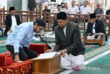 Bakal calon Gubernur  Aceh Muzakir Manaf (kiri) mengikuti uji mampu baca Alquran pada  tahapan pemilihan kepala daerah di Masjid Raya Baiturrahman, Banda Aceh,  Rabu (4/9/2024). Komisi Independen Pemilihan (KIP) provinsi Aceh melaksanakan uji mampu baca Alquran terhadap pasangan bakal calon Gubernur dan Wakil Gubernur Aceh, Muzakir Manaf /Fadhlullah dan pasangan bakal calon Gubernur Aceh, Bustami Hamzah /Tengku Muhammad Yusuf A Wahab tersebut  merupakan syarat wajib yang harus dipenuhi bagi setiap bakal calon kepala daerah di aceh yang diarur dalam Undang Undang Pemerintahan Aceh (UUPA) dan  Qanun (peraturan daerah)  Nomor 12 tahun 2016. ANTARA FOTO/Ampelsa.