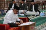 Bakal calon Gubernur  Aceh, Bustami Hamzah  mengikuti uji mampu baca Alquran pada  tahapan pemilihan kepala  daerah di Masjid Raya Baiturrahman, Banda Aceh,  Rabu (4/9/2024). Komisi Independen Pemilihan (KIP) provinsi Aceh melaksanakan uji mampu baca Alquran terhadap pasangan bakal calon Gubernur dan Wakil Gubernur Aceh, Muzakir Manaf /Fadhlullah dan pasangan bakal calon Gubernur Aceh, Bustami Hamzah /Tengku Muhammad Yusuf A Wahab tersebut  merupakan syarat wajib yang harus dipenuhi bagi setiap bakal calon kepala daerah di aceh yang diarur dalam Undang Undang Pemerintahan Aceh (UUPA) dan  Qanun (peraturan daerah)  Nomor 12 tahun 2016. ANTARA FOTO/Ampelsa.