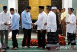 Bakal calon Gubernur  Aceh Muzakir Manaf (ketiga kiri) bersalaman dengan lawan politiknya bakal calon Gubernur Aceh , Bustami Hamzah (ketiga kanan) seusai memngikuti uji mampu baca Alquran pada  tahapan pemilihan kepala daerah di Masjid Raya Baiturrahman, Banda Aceh,  Rabu (4/9/2024). Komisi Independen Pemilihan (KIP) provinsi Aceh melaksanakan uji mampu baca Alquran terhadap pasangan bakal calon Gubernur dan Wakil Gubernur Aceh, Muzakir Manaf /Fadhlullah dan pasangan bakal calon Gubernur Aceh, Bustami Hamzah /Tengku Muhammad Yusuf A Wahab tersebut  merupakan syarat wajib yang harus dipenuhi bagi setiap bakal calon kepala daerah di aceh yang diarur dalam Undang Undang Pemerintahan Aceh (UUPA) dan  Qanun (peraturan daerah)  Nomor 12 tahun 2016. ANTARA FOTO/Ampelsa.