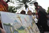 Warga sambut kedatangan Paus Fransiskus. Warga menanti kedatangan Paus Fransiskus di depan Gereja Katedral, Jakarta,Rabu (4/9/2024). Dalam kunjungannya, pemimpin Takhta Suci Vatikan tersebut akan berdialog dengan uskup, imam, diakon, pelaku hidup bakti, seminaris, dan katekis. ANTARA FOTO/Fakhri Hermansyah/wsj.