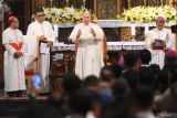 Paus Fransiskus (tengah) menyapa umat Katolik dalam kunjungannya di Gereja Katedral, Jakarta, Rabu (4/9/2024). Dalam dialog dengan uskup, imam, diakon, pelaku hidup bakti, seminaris, dan katekis, Paus Fransiskus menyampaikan pesan tentang Iman, persaudaraan dan bela rasa atau faith, fraternity, and compassion. ANTARA FOTO/Sulthony Hasanuddin/wsj.