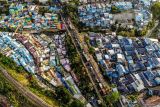 Foto udara sejumlah kendaraan melintas di sekitar Kampung Warna-warni Jodipan, Malang, Jawa Timur, Rabu (4/9/2024). Jumlah desa mandiri di Jawa Timur meningkat 43,54 persen dari tahun sebelumnya yakni dari 2.800 desa di tahun 2023 menjadi 4.019 desa di tahun 2024 dan menjadi yang tertinggi di Indonesia. Antara Jatim/Muhammad Mada/um