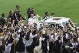 Pemimpin umat Katolik dunia yang juga Kepala Negara Vatikan Paus Fransiskus (tengah) menyapa umat saat memasuki area Misa Akbar di Stadion Utama Gelora Bung Karno (GBK) Senayan, Jakarta, Kamis (5/9/2024). Misa Akbar itu bertemakan Iman, Persaudaraan, dan Bela Rasa. Antara Kaltim/Sulthony Hasanuddin/mrh