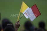 Umat Katolik membawa bendera Merah Putih dan negara Vatikan saat mengikuti Misa Akbar di Stadion Utama Gelora Bung Karno (GBK) Senayan, Jakarta, Kamis (5/9/2024). Misa Akbar yang dipimpin oleh Paus Fransiskus itu bertemakan Iman, Persaudaraan, dan Bela Rasa. Antara Kaltim/Akbar Nugroho Gumay/mrh