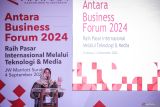 Direktur Keuangan dan Manajemen Risiko LKBN ANTARA Nina Kurnia Dewi memberikan sambutan pada Forum Bisnis ANTARA 2024 di Surabaya, Jawa Timur, Rabu (4/9/2024). Forum bisnis ANTARA 2024 yang mengangkat tema Raih Pasar Internasional Melalui Teknologi dan Media tersebut dihadiri 319 perusahaan anggota Kamar Dagang dan Industri Indonesia (Kadin) dan pelaku usaha di wilayah Jawa Timur dan sekitarnya. ANTARA Jatim/Rizal Hanafi/mas.