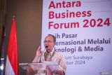 Ketua Umum Kadin Jatim Adik Dwi Putranto memaparkan materi saat menjadi pembicara pada Forum Bisnis ANTARA 2024 di Surabaya, Jawa Timur, Rabu (4/9/2024). Forum bisnis ANTARA 2024 yang mengangkat tema Raih Pasar Internasional Melalui Teknologi dan Media tersebut dihadiri 319 perusahaan anggota Kamar Dagang dan Industri Indonesia (Kadin) dan pelaku usaha di wilayah Jawa Timur dan sekitarnya. ANTARA Jatim/Rizal Hanafi/mas.