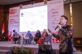 Co Founder & Chief Operation Officer Komunal Rico Tedjono (kanan) memaparkan materi saat menjadi pembicara pada Forum Bisnis ANTARA 2024 di Surabaya, Jawa Timur, Rabu (4/9/2024). Forum bisnis ANTARA 2024 yang mengangkat tema Raih Pasar Internasional Melalui Teknologi dan Media tersebut dihadiri 319 perusahaan anggota Kamar Dagang dan Industri Indonesia (Kadin) dan pelaku usaha di wilayah Jawa Timur dan sekitarnya. ANTARA Jatim/Rizal Hanafi/mas.