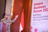 Direktur Komersil Pengembangan Bisnis dan Teknologi Informasi Perum LKBN ANTARA Jaka Sugiyanta Suryo memaparkan materi saat menjadi pembicara pada Forum Bisnis ANTARA 2024 di Surabaya, Jawa Timur, Rabu (4/9/2024). Forum bisnis ANTARA 2024 yang mengangkat tema Raih Pasar Internasional Melalui Teknologi dan Media tersebut dihadiri 319 perusahaan anggota Kamar Dagang dan Industri Indonesia (Kadin) dan pelaku usaha di wilayah Jawa Timur dan sekitarnya. ANTARA Jatim/Rizal Hanafi/mas.