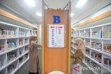 Warga memilih buku untuk dibaca di perpustakaan umum di Kantor Dinas Perpusatakaan dan Kearsipan Daerah (Dispusipda) Provinsi Jawa Barat di Kawaluyaan, Bandung, Jawa Barat, Kamis (5/9/2024). Dispusipda Provinsi Jawa Barat menggelar festival literasi pada hari kunjung perpustakaan 2024 yang ditujukan untuk menumbuhkan minat baca bagi masyarakat. ANTARA FOTO/Raisan Al Farisi/agr
