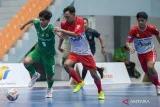 Atlet futsal putra Kalimantan Timur Fajar Aidil (kiri) berusaha melewati hadangan atlet futsal putra Aceh Faiz AL Fajar (keuda kanan) pada pertandingan fase grup futsal putra PON XXI Aceh-Sumut di Arena Futsal Dinas Pemuda dan Olahraga Sumatera Utara (Disporasu), Deli Serdang, Sumatera Utara, Selasa (3/9/2024). Tim futsal putra Kalimantan Timur berhasil mengalahkan Aceh dengan skor 5-2. Antara Kaltim/Fauzan/mrh