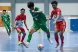 Atlet futsal putra Kalimantan Timur Fajar Aidil (kedua kanan) berusaha melewati hadangan atlet futsal putra Aceh Revan Aditya (kanan) pada pertandingan fase grup futsal putra PON XXI Aceh-Sumut di Arena Futsal Dinas Pemuda dan Olahraga Sumatera Utara (Disporasu), Deli Serdang, Sumatera Utara, Selasa (3/9/2024). Tim futsal putra Kalimantan Timur berhasil mengalahkan Aceh dengan skor 5-2. Antara Kaltim/Fauzan/mrh