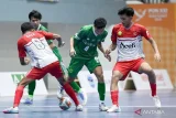 Atlet futsal putra Kalimantan Timur Muhammad Akna (kedua kanan) berusaha melewati hadangan atlet futsal putra Aceh Arzha Fuzzari (kiri) pada pertandingan fase grup futsal putra PON XXI Aceh-Sumut di Arena Futsal Dinas Pemuda dan Olahraga Sumatera Utara (Disporasu), Deli Serdang, Sumatera Utara, Selasa (3/9/2024). Tim futsal putra Kalimantan Timur berhasil mengalahkan Aceh dengan skor 5-2. Antara Kaltim/Fauzan/mrh