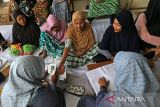 Petugas Pusat Kesehatan Masyarakat (Puskesmas) memeriksa kesehatan lansia di Pos Pembinaan Terpadu (Posbindu)  , Banda Aceh, Aceh, Kamis (5/9/2024). Layanan kesehatan gratis untuk  lansia di Posbindu  itu merupakan program rutin setiap bulan yang meliputi pemeriksaan fungsi mata, kadar gula darah, kolesterol, kadar gizi, tekanan darah, kondisi fisik dan penyakit tidak menular sebagai deteksi dini   untuk kesehatan masyarakat. ANTARA FOTO/Ampelsa.