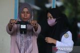 Seorang lansia menggunakan peralatan medfis, Body Composition Monitor untuk mengukur massa  jaringan lemak dan kondisi air dalam tubuh saat pemeriksaan kesehatan gratis di Pos Pembinaan Terpadu (Posbindu),, Banda Aceh, Aceh, Kamis (5/9/2024). Layanan kesehatan gratis untuk  lansia di Posbindu  itu merupakan program rutin setiap bulan yang meliputi pemeriksaan fungsi mata, kadar gula darah, kolesterol, kadar gizi, tekanan darah, kondisi fisik dan penyakit tidak menular sebagai deteksi dini   untuk kesehatan masyarakat. ANTARA FOTO/Ampelsa.