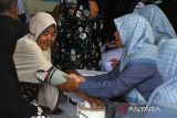 Petugas Pusat Kesehatan Masyarakat (Puskesmas) memeriksa kesehatan lansia di Pos Pembinaan Terpadu (Posbindu)  , Banda Aceh, Aceh, Kamis (5/9/2024). Layanan kesehatan gratis untuk  lansia di Posbindu  itu merupakan program rutin setiap bulan yang meliputi pemeriksaan fungsi mata, kadar gula darah, kolesterol, kadar gizi, tekanan darah, kondisi fisik dan penyakit tidak menular sebagai deteksi dini   untuk kesehatan masyarakat. ANTARA FOTO/Ampelsa.