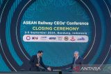 Direktur Utama PT KAI Didiek Hartantyo (kiri) mempersilahkan Chief Operating Officer Keretapi Tanah Melayu Berhard (KTMB) M Zain Mat Taha (kanan) memimpin penutupan ASEAN Railway CEOs' Conference (ARCEOs' Conference) ke-44 di Bandung, Jawa Barat, Kamis (5/9/2024). ARCEOs' Conference Ke-44 diharapkan dapat membawa keberlanjutan dengan inovasi digital dengan target net zero emission di ASEAN dan pertemuan ARCEOs' Conference Ke-45 akan diselenggarakan di Malaysia. ANTARA FOTO/M Agung Rajasa/agr