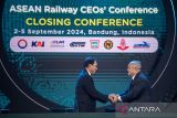 Direktur Utama PT KAI Didiek Hartantyo (kiri) berjabat tangan dengan Chief Operating Officer Keretapi Tanah Melayu Berhard (KTMB) M Zain Mat Taha (kanan) saat penutupan ASEAN Railway CEOs' Conference (ARCEOs' Conference) ke-44 di Bandung, Jawa Barat, Kamis (5/9/2024). ARCEOs' Conference Ke-44 diharapkan dapat membawa keberlanjutan dengan inovasi digital dengan target net zero emission di ASEAN dan pertemuan ARCEOs' Conference Ke-45 akan diselenggarakan di Malaysia. ANTARA FOTO/M Agung Rajasa/agr