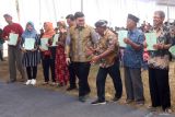 Bupati Kediri Hanindhito Himawan Pramana (keempat kanan) menghadiri penyerahan sertifikat tanah program Pendaftaran Tanah Sistematis Lengkap (PTSL) kepada warga di Desa Gedangsewu, Kediri, Jawa Timur, Kamis (5/9/2024). Penyerahan seribu sertifikat tanah tersebut merupakan bagian dari percepatan PTSL yang dibiayai dari dana hibah Anggaran Pendapatan Belanja Daerah (APBD) Kabupaten Kediri. ANTARA Jatim/Prasetia Fauzani/mas.