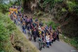 Iring-iringan warga Suku Tengger merayakan Hari Raya Karo di Desa Ranupani, Lumajang, Jawa Timur, Kamis (5/9/2024). Hari Raya Karo yang diperingati setiap tanggal 15 bulan Karo dalam penanggalan kalender Saka tersebut dilakukan untuk menghormati para leluhur dan ucapan rasa syukur kepada Tuhan Yang Maha Esa. ANTARA Jatim/Irfan Sumanjaya/mas.