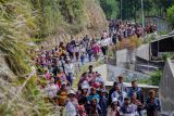 Iring-iringan warga Suku Tengger merayakan Hari Raya Karo di Desa Ranupani, Lumajang, Jawa Timur, Kamis (5/9/2024). Hari Raya Karo yang diperingati setiap tanggal 15 bulan Karo dalam penanggalan kalender Saka tersebut dilakukan untuk menghormati para leluhur dan ucapan rasa syukur kepada Tuhan Yang Maha Esa. ANTARA Jatm/Irfan Sumanjaya/mas.