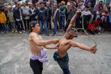 Dua warga Suku Tengger saling memukul menggunakan rotan saat tradisi ojung di Desa Ranupani, Lumajang, Jawa Timur, Kamis (5/9/2024). Tradisi yang dilaksanakan saat penutupan Hari Raya Karo tersebut bertujuan untuk mempererat tali persaudaraan. ANTARA Jatim/Irfan Sumanjaya/mas.