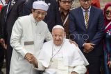 Pemimpin Takhta Suci Vatikan Paus Fransiskus (tengah depan) berjabat tangan dengan Imam Besar Masjid Istiqlal Nasaruddin Umar usai melakukan foto bersama di Masjid Istiqlal, Jakarta, Kamis (5/9/2024). Dalam kunjungannya Paus Fransiskus melihat langsung terowongan silaturahmi yang menghubungkan Masjid Istiqlal dan Gereja Katedral serta menandatangani 