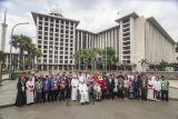 Pemimpin Takhta Suci Vatikan Paus Fransiskus (tengah depan) berfoto bersama dengan Imam Besar Masjid Istiqlal Nasaruddin Umar dan tamu undangan lainnya di Masjid Istiqlal, Jakarta, Kamis (5/9/2024). Dalam kunjungannya Paus Fransiskus melihat langsung terowongan silaturahmi yang menghubungkan Masjid Istiqlal dan Gereja Katedral serta menandatangani 