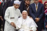 Pemimpin Takhta Suci Vatikan Paus Fransiskus  (tengah depan) berjabat tangan dengan Imam Besar Masjid Istiqlal Nasaruddin Umar usai melakukan foto bersama di Masjid Istiqlal, Jakarta, Kamis (5/9/2024). Dalam kunjungannya Paus Fransiskus melihat langsung terowongan silaturahmi yang menghubungkan Masjid Istiqlal dan Gereja Katedral serta menandatangani 