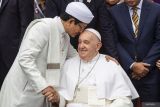 Imam Besar Masjid Istiqlal Nasaruddin Umar (kiri) mencium Pemimpin Takhta Suci Vatikan Paus Fransiskus usai melakukan foto bersama di Masjid Istiqlal, Jakarta, Kamis (5/9/2024). Dalam kunjungannya Paus Fransiskus melihat langsung terowongan silaturahmi yang menghubungkan Masjid Istiqlal dan Gereja Katedral serta menandatangani 