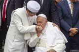 Pemimpin Takhta Suci Vatikan Paus Fransiskus (kanan) mencium tangan Imam Besar Masjid Istiqlal Nasaruddin Umar usai melakukan foto bersama di Masjid Istiqlal, Jakarta, Kamis (5/9/2024). Dalam kunjungannya Paus Fransiskus melihat langsung terowongan silaturahmi yang menghubungkan Masjid Istiqlal dan Gereja Katedral serta menandatangani 