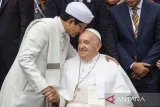 Imam Besar Masjid Istiqlal Nasaruddin Umar (kiri) mencium Pemimpin Takhta Suci Vatikan Paus Fransiskus usai melakukan foto bersama di Masjid Istiqlal, Jakarta, Kamis (5/9/2024). Dalam kunjungannya Paus Fransiskus melihat langsung terowongan silaturahmi yang menghubungkan Masjid Istiqlal dan Gereja Katedral serta menandatangani Deklarasi Bersama Istiqlal 2024: Meneguhkan Kerukunan Umat Beragama untuk Kemanusiaan. Antara Kaltim/Dhemas Reviyanto/mrh