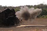 Prajurit korps Marinir TNI AL menembakkan meriam Howitzer 105 mm  untuk memberikan bantuan serangan darat pada puncak Latihan Gabungan Bersama (Latgabma) Super Garuda Shield (SGS) di Pusat Latihan Pertempuran Marinir (Puslatpurmar) 5 Baluran, Karangtekok, Situbondo, Jawa Timur, Jumat (6/9/2024). Operasi serangan darat gabungan tersebut bertujuan untuk berbagi pengetahuan pertempuran juga mempererat hubungan persahabatan antar negara serta merupakan puncak latihan Super Garuda Shield. Antara Jatim/Umarul Faruq/mas 