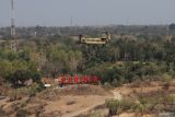 Helikopter Boeing CH-47 Chinook memberikan bantuan serangan darat pada puncak Latihan Gabungan Bersama (Latgabma) Super Garuda Shield (SGS) di Pusat Latihan Pertempuran Marinir (Puslatpurmar) 5 Baluran, Karangtekok, Situbondo, Jawa Timur, Jumat (6/9/2024). Operasi serangan darat gabungan tersebut bertujuan untuk berbagi pengetahuan pertempuran juga mempererat hubungan persahabatan antar negara serta merupakan puncak latihan Super Garuda Shield. Antara Jatim/Umarul Faruq/mas 