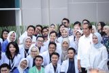 Presiden Joko Widodo (kedua kanan) didampingi Ibu Negara Iriana Joko Widodo (kanan) berfoto bersama para dokter saat peresmian Rumah Sakit Kemenkes Surabaya, Jawa Timur, Jumat (6/9/2024). RS Kemenkes Surabaya memiliki luas 163.380 meter persegi yang terdiri dari empat gedung untuk penanganan penyakit jantung, kanker, dan stroke tersebut menelan anggaran sebesar Rp2 triliun lebih. Antara Jatim/Rizal Hanafi/um